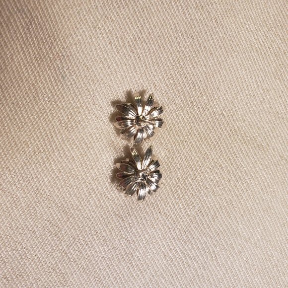 Alex Monroe Chrysanthemum Flower Stud Earrings - Picture 5 of 8